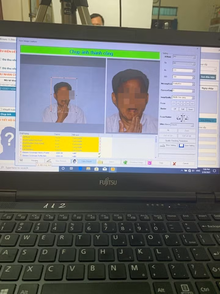 Hầu hết các hình ảnh thẻ CCCD đều có những biểu cảm “dở khóc dở cười” làm dân mạng thấy hài hước như cười quá tươi, ngáp ngủ, đưa tay lên mặt,...