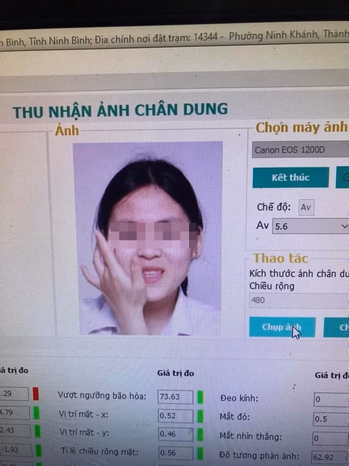 Thế mới biết, chụp ảnh thẻ là việc không hề dễ dàng đối với người làm nhiệm vụ và đối với mỗi công dân.