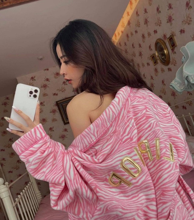 Dù chỉ có một mình với chiếc điện thoại để selfie nhưng Chi Pu rất biết cách tạo dáng gợi cảm.