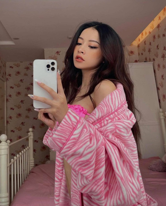 Ngoài ra, Chi Pu cũng thường xuyên tận dụng luôn phòng ngủ ở những khách sạn, resort sang trọng để làm studio.