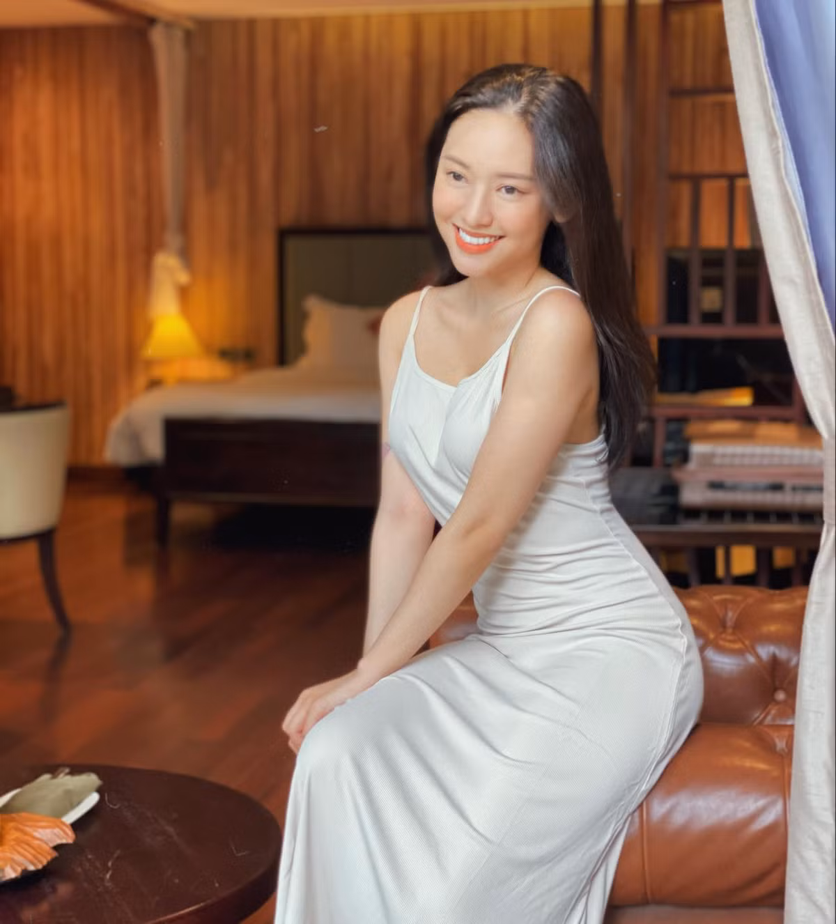 Được biết, để có cuộc lột xác ngoạn mục ấy, hot girl Thúy Vi không ngần ngại thừa nhận việc phẫu thuật thẩm mỹ hút mỡ thừa để trùng tu nhan sắc.