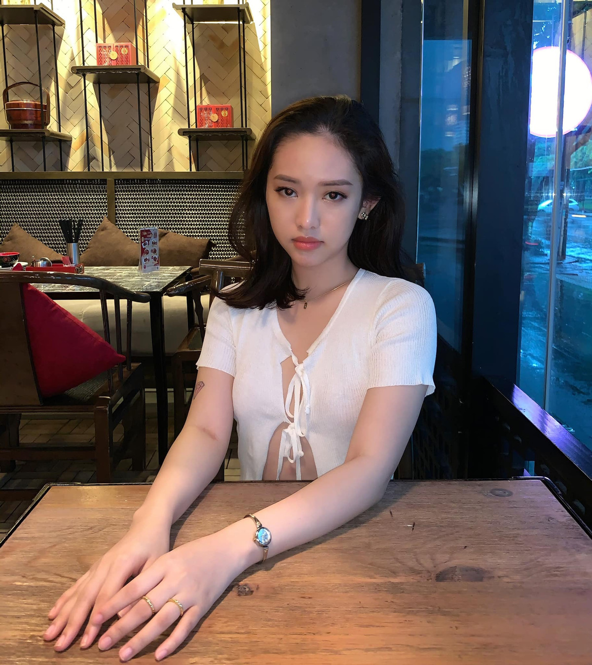 Thúy Vi nhiều lần lên đồ hở hang, gợi cảm ngay cả khi ra ngoài khiến người qua đường "ngượng chín mặt".