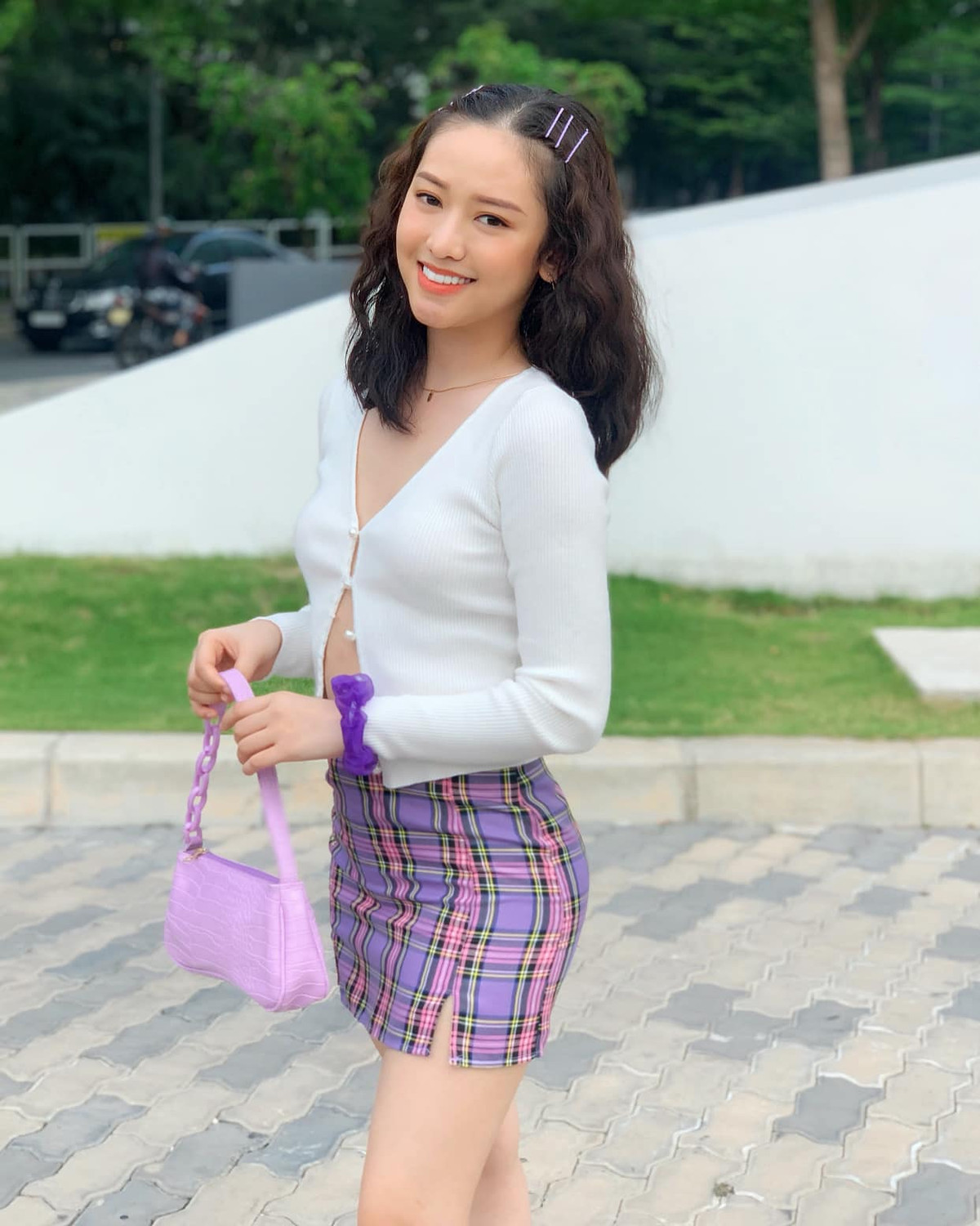 Cô cũng từng khiến người nhìn "nhức mắt" với chiếc áo xuyên thấu lộ hẳn nội y bên trong khi đi siêu thị.