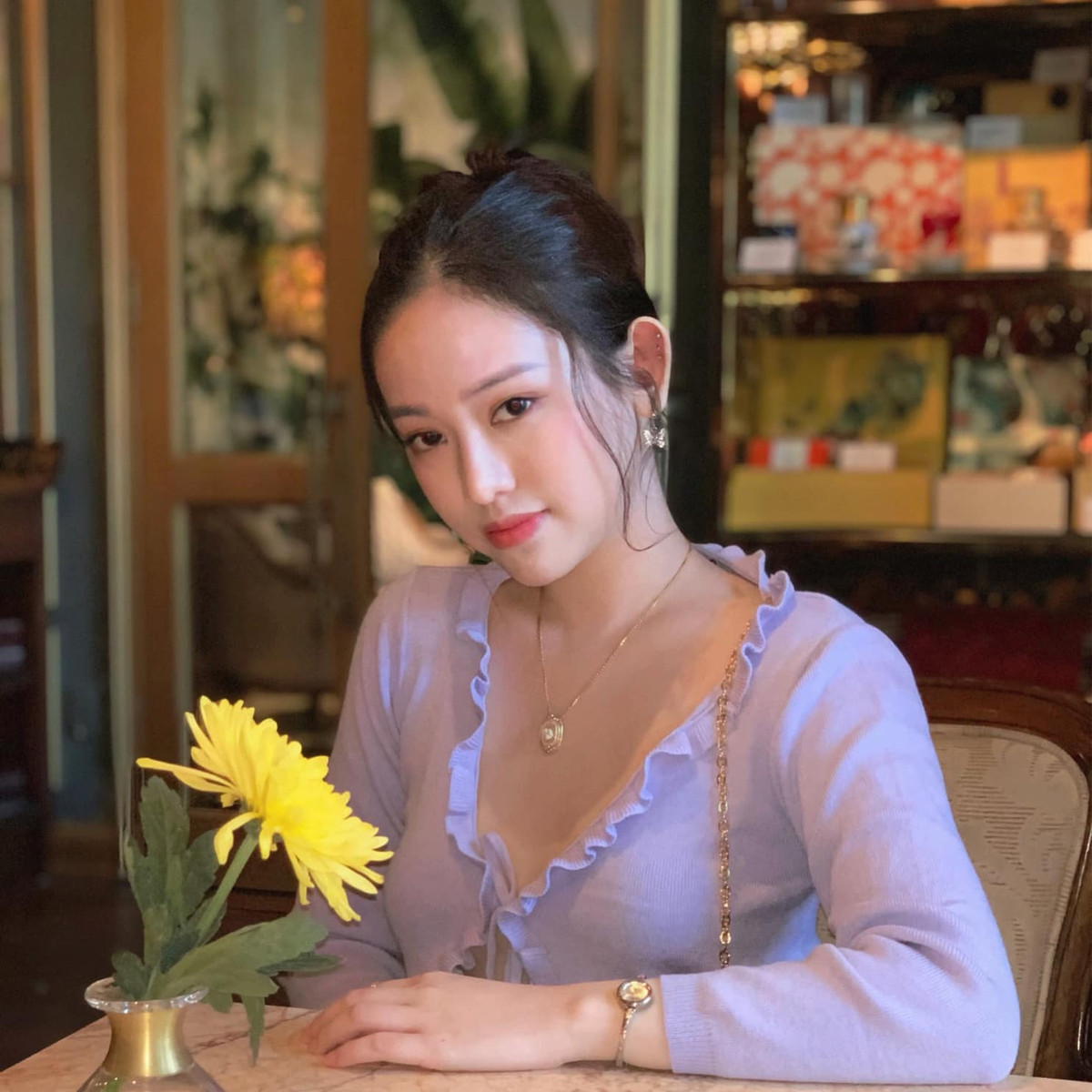 Người thì khen ngợi body của nàng hot girl chuẩn chỉnh, người lại cho rằng bộ trang phục quá khêu gợi, táo báo không phù hợp.