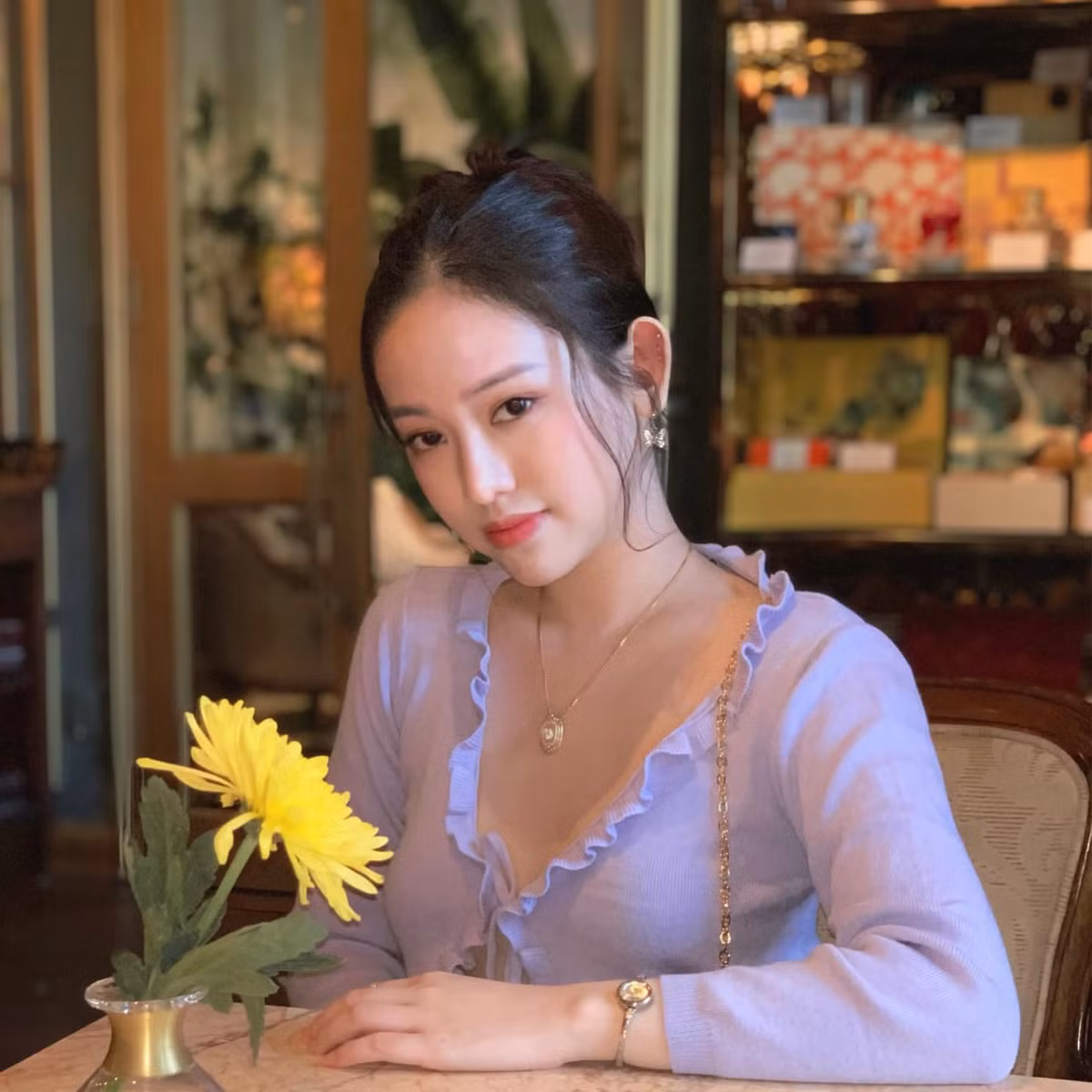 Người thì khen ngợi body của nàng hot girl chuẩn chỉnh, người lại cho rằng bộ trang phục quá khêu gợi, táo báo không phù hợp.