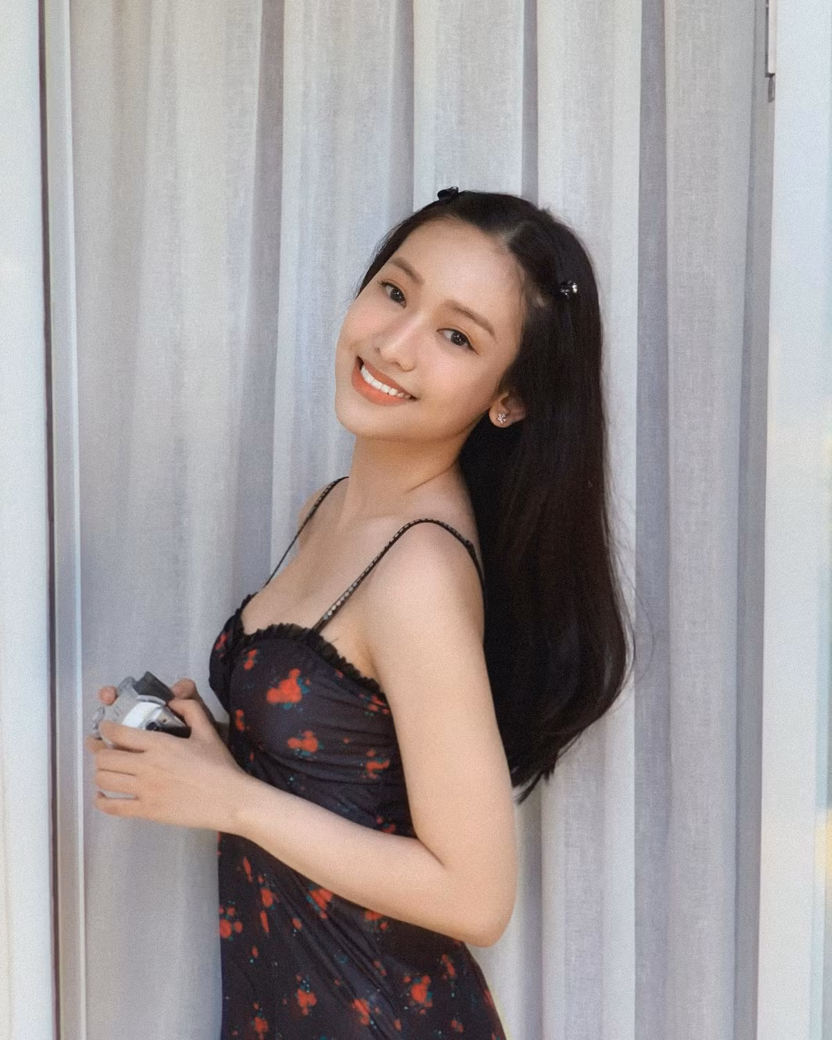 Vẻ đẹp nóng bỏng rực lửa thiêu đốt những ngày hè của "hot girl thị phi" sinh năm 1988 đã nhận được "cơn mưa lời khen" từ đông đảo netizen.