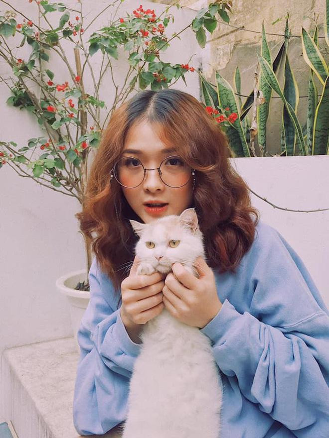 Đính kèm hình ảnh, cô nàng còn chia sẻ rằng mình hoàn toàn tự tin với nhan sắc của mình: "Xuất hiện cô gái xinh lung linh từ hình chứng minh nhân dân đến căn cước công dân".