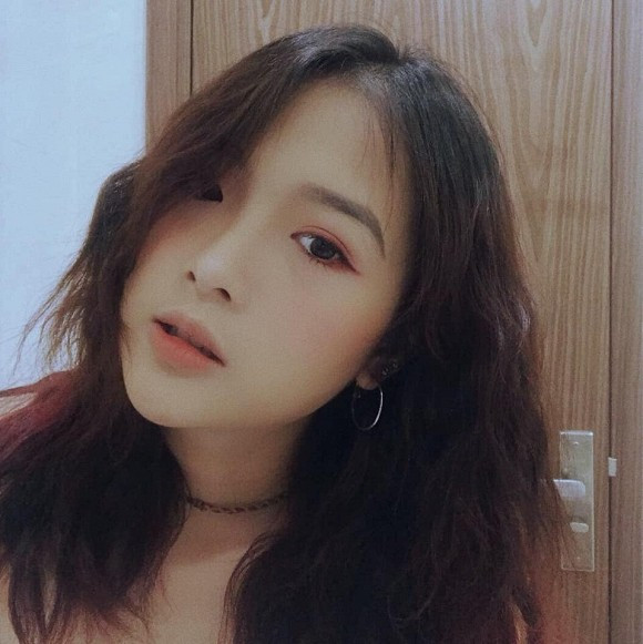 Lena tên thật là Lê Na (1996), là một hot girl kiêm diễn viên tự do, 1 vlogger khá có tiếng trên MXH với nhiều clip cover,... Cô nàng từng nhận được nhiều sự chú ý khi xuất hiện trong phim Về nhà đi con.