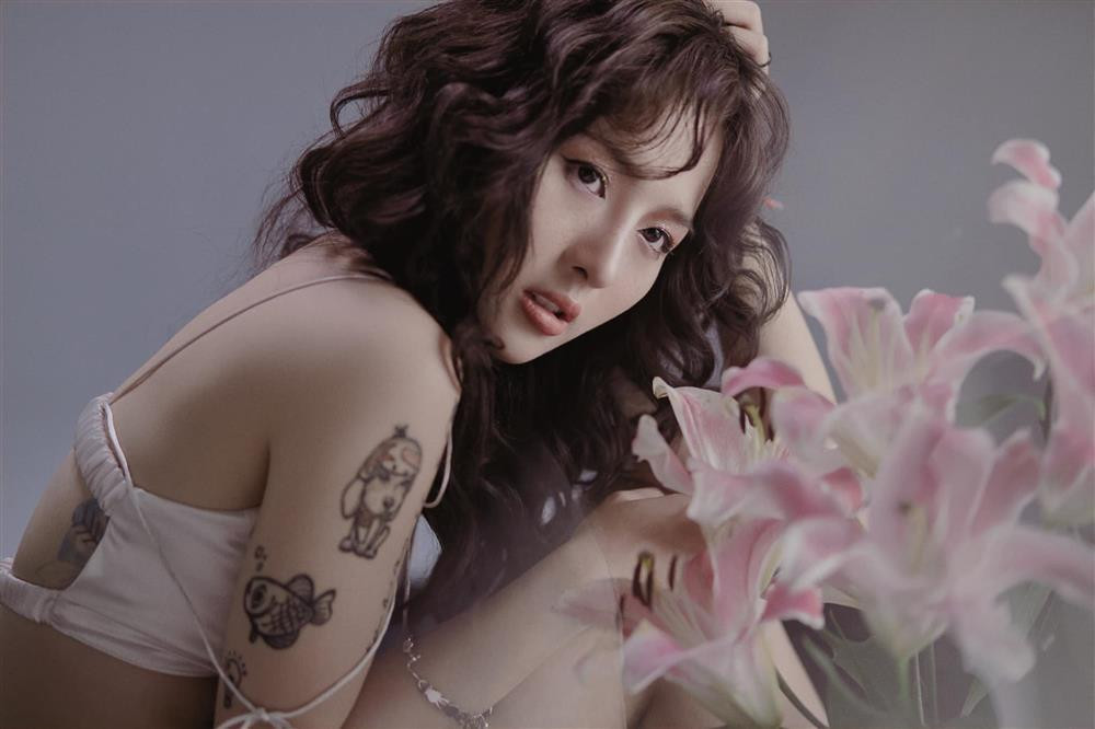 Lê Na là một hot girl kiêm diễn viên tự do, 1 vlogger khá có tiếng trên mạng xã hội với nhiều clip cover và khả năng viết nhạc.