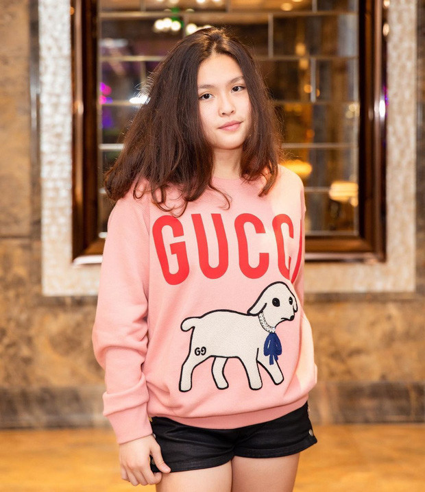 Con gái đầu của Phượng Chanel thường xuyên xuất hiện với những món đồ hiệu đắt tiền, khẳng định bản thân là một rich kid ngay từ bé.