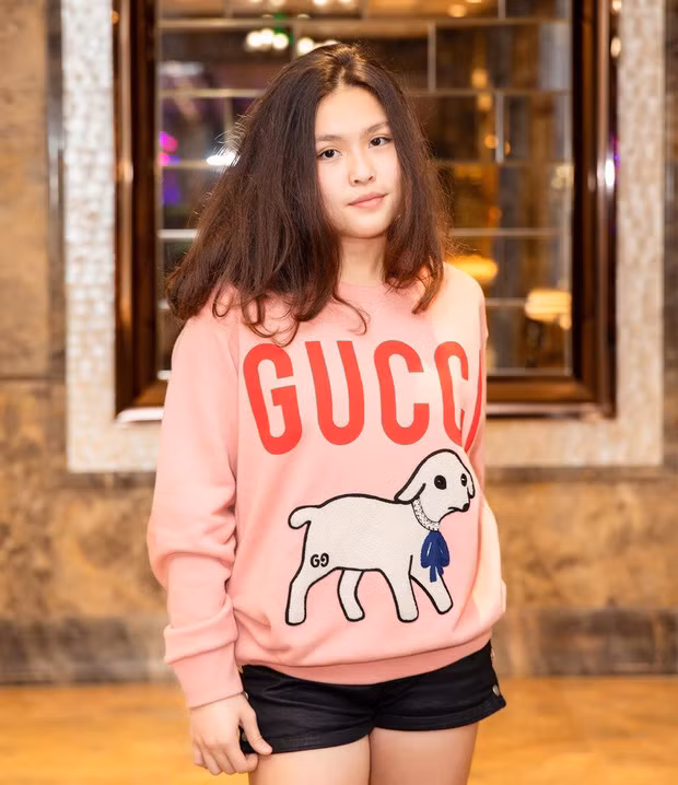 Con gái đầu của Phượng Chanel thường xuyên xuất hiện với những món đồ hiệu đắt tiền, khẳng định bản thân là một rich kid ngay từ bé.