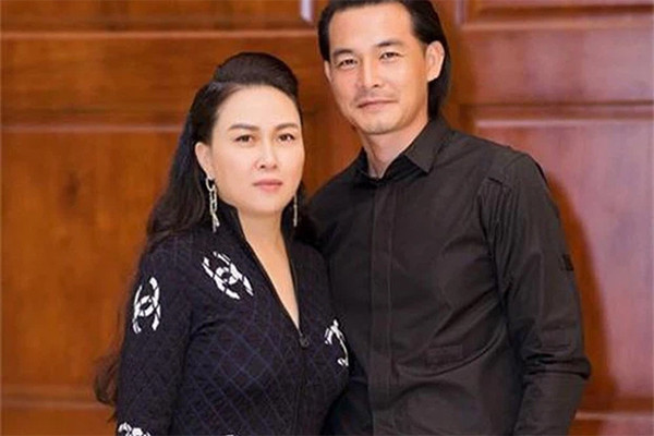 Thông tin Phượng Chanel chia tay mối tình 6 năm với Quách Ngọc Ngoan đang là chủ đề "hot" đang được cư dân mạng đặc biệt quan tâm.