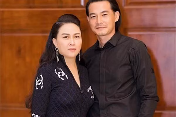 Thông tin Phượng Chanel chia tay mối tình 6 năm với Quách Ngọc Ngoan đang là chủ đề "hot" đang được cư dân mạng đặc biệt quan tâm.