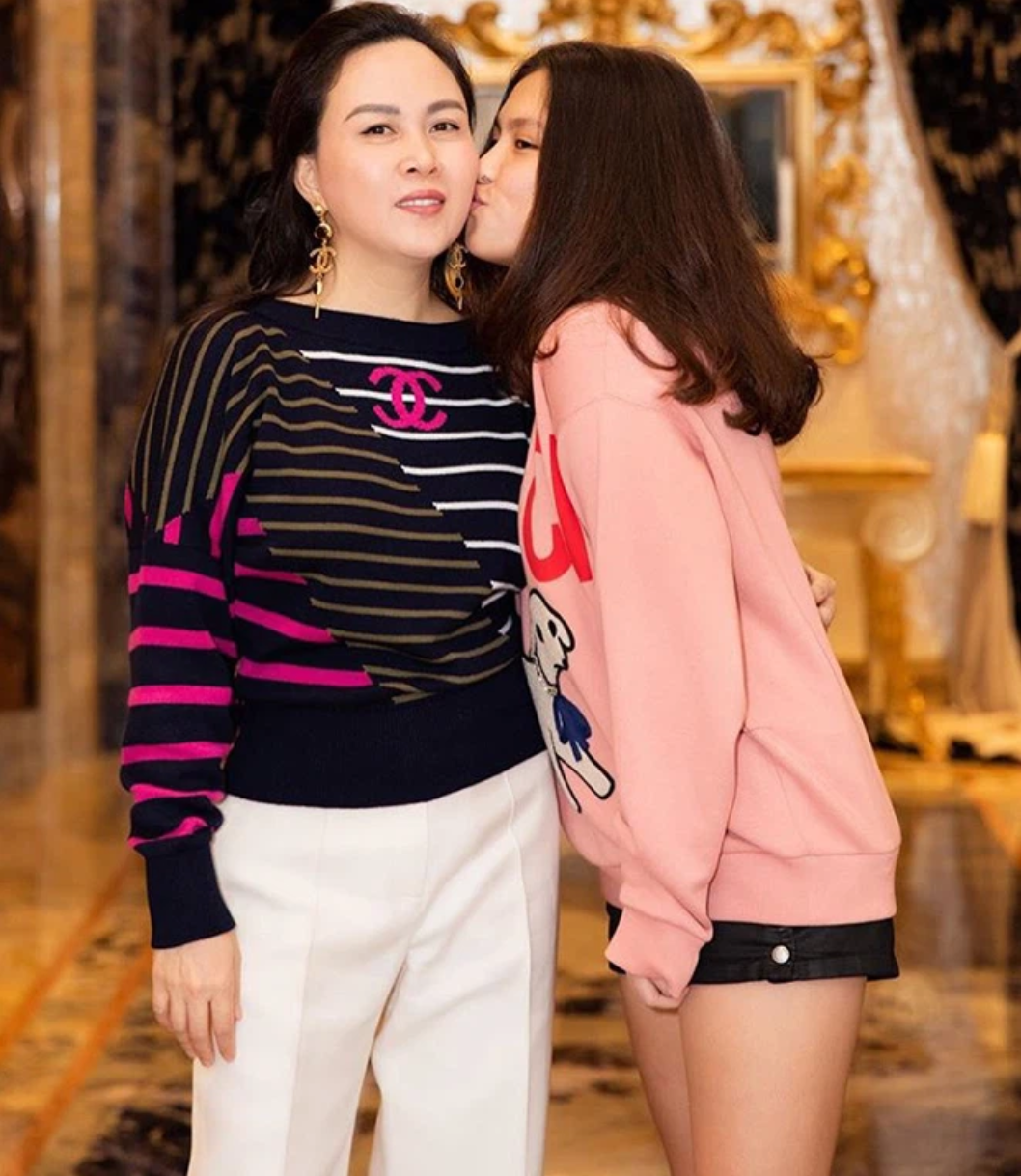 Susu cũng sớm được trải nghiệm những chuyến đi Châu Âu, nước ngoài.