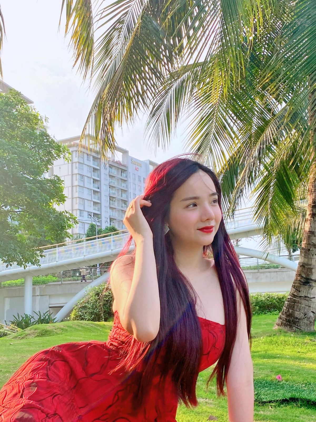 Từ một nữ sinh gây sốt MXH chỉ qua một vài khoảnh khắc đi xem bóng đá, hiện tại Thủy Tiên đang có cuộc sống vạn người mơ ước. Được biết, vì đam mê trái bóng mà cô đã gặp được người chồng hiện tại. Chồng cô là chủ một doanh nghiệp về sản phẩm làm đẹp đã chủ động đề nghị được hợp tác với cô lúc đó. Ảnh: Tổng hợp