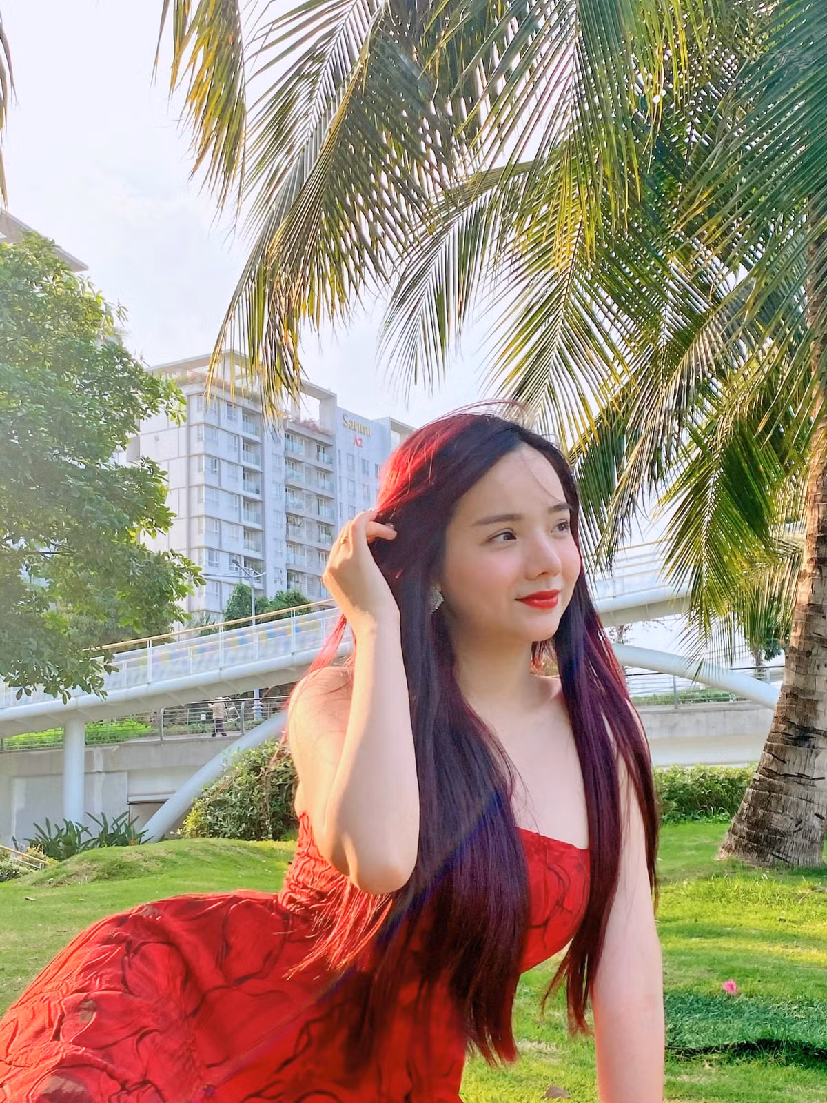 Từ một nữ sinh gây sốt MXH chỉ qua một vài khoảnh khắc đi xem bóng đá, hiện tại Thủy Tiên đang có cuộc sống vạn người mơ ước. Được biết, vì đam mê trái bóng mà cô đã gặp được người chồng hiện tại. Chồng cô là chủ một doanh nghiệp về sản phẩm làm đẹp đã chủ động đề nghị được hợp tác với cô lúc đó. Ảnh: Tổng hợp