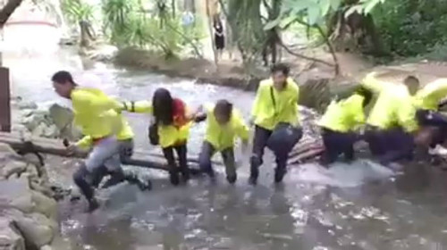 Từ việc xả rác bừa bãi, đến những hành động không tôn trọng thiên nhiên nơi "phượt thủ" ghé chân đến và giờ đây là những hình ảnh gây nguy hiểm cho người đi đường.