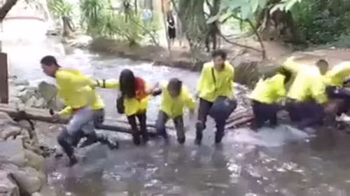 Từ việc xả rác bừa bãi, đến những hành động không tôn trọng thiên nhiên nơi "phượt thủ" ghé chân đến và giờ đây là những hình ảnh gây nguy hiểm cho người đi đường.