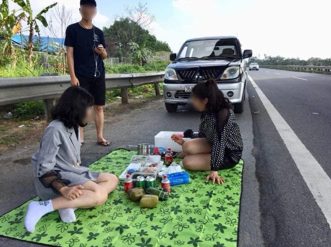Hành động vô ý thức này khiến nhiều người tỏ ra bức xúc bởi ngồi ăn uống trên cao tốc rất nguy hiểm đến tính mạng.