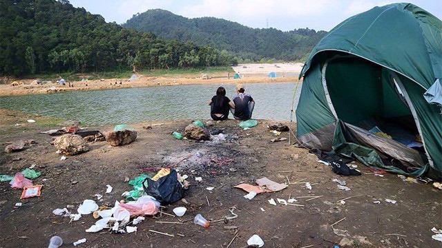 Câu chuyện về các "phượt thủ" dường như chưa bao giờ có hồi kết, khi mà những hành động xấu xí của họ liên tục tái diễn. Ảnh: Tổng hợp