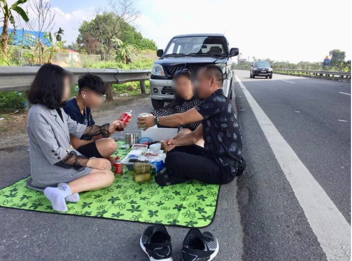 Hình ảnh cả gia đình cùng nhau trải bạt ăn uống nagy trên cao tốc Nội Bài - Lào Cai từng dậy sóng MXH vào năm 2019. Cả nhà gồm 4 thành viên dừng ô tô bên đường, rồi trải bạt cùng đồ ăn, nước uống ngồi nghỉ chân ven đường cao tốc.