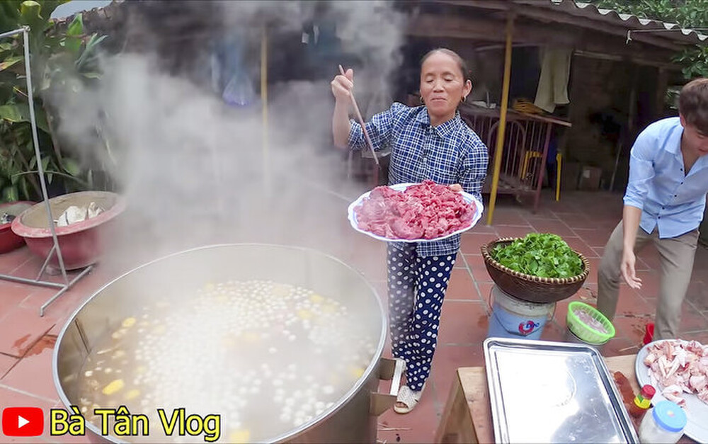 Video gà nấu lá giang của Bà Tân cũng từng gây khó hiểu cho cư dân mạng khi trộn lẫn hàng tá nguyên liệu như ngô, cá viên, xúc xích, tiết trâu, sa tế, thịt bò và cả lòng heo và nồi lẩu của mình. 