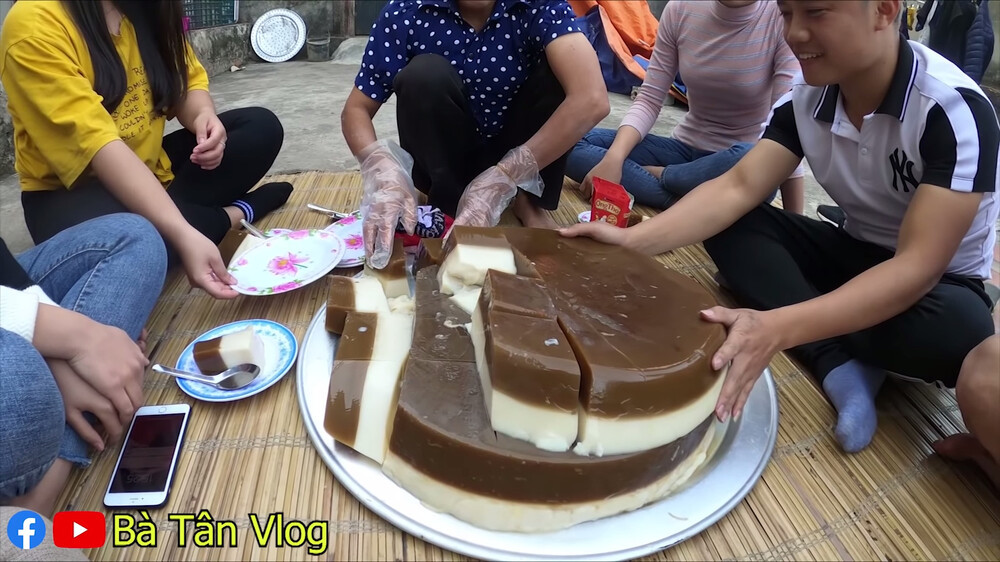 Ngoài ra, món thạch rau câu cà phê “siêu to khổng lồ” với 7 tầng xen kẽ giữa cà phê và sữa cũng khiến người xem hoang mang bởi trong hình minh họa là một kiểu, nhưng thành phẩm lại là một kiểu khác.