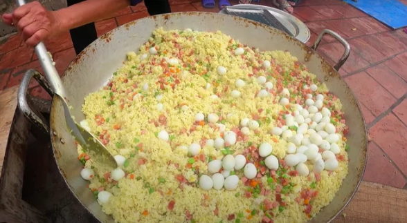 Sau khi hoàn thành xong chảo cơm rang siêu to khổng lồ, nhiều người mới tá hỏa ra món "cơm rang trân chân" mà bà Tân đặt tên hoàn toàn là có lý do.