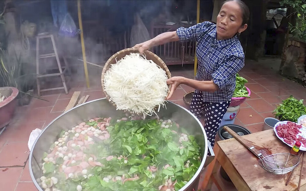Một số người cho rằng nồi lẩu của bà Tân giống nồi lẩu thập cẩm hơn là món lẩu gà lá giang.