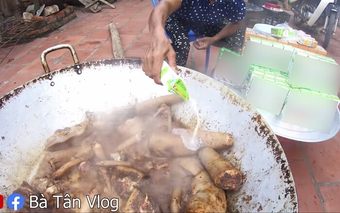 Việc bà Tân sử dụng sữa trái cây có đường để nấu đuôi bò gây không ít thắc mắc cho người xem.