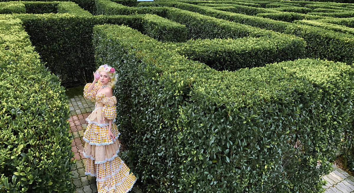 Phía dưới phần bình luận, nhiều người ghiền Đà Lạt đã dành những lời khen ngợi cho ý tưởng chụp ảnh độc đáo của 3 mẹ con trong bộ ảnh gây sốt MXH này.