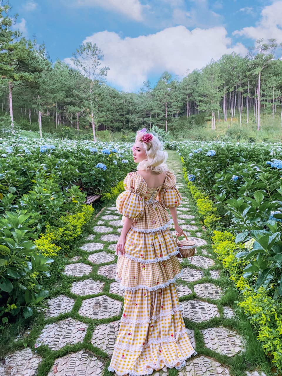 Khung cảnh yên bình, thung lũng hoa đầy màu sắc phần vô cùng hợp tone với concept quý tộc của bộ ảnh.