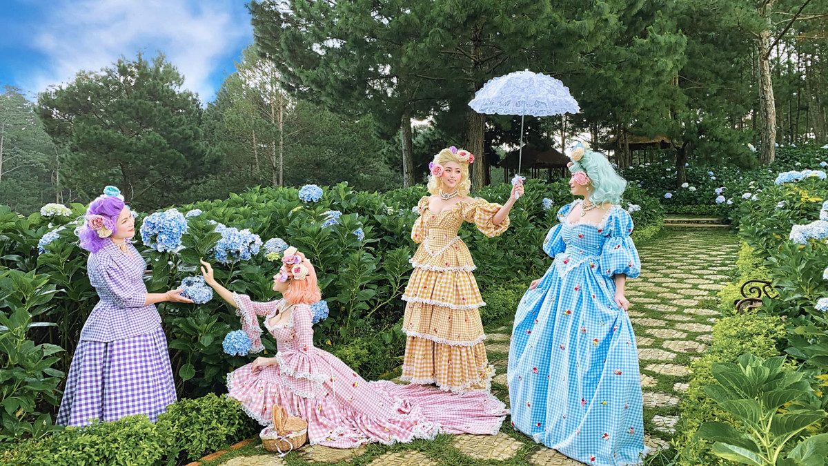 Lựa chọn concept chụp ảnh hoàn toàn khác với những người trẻ hiện tại, gia đình nhỏ này đã vào vai quý tộc thời xưa để tạo nên kỷ niệm đẹp trong chuyến du lịch tại nơi đây.