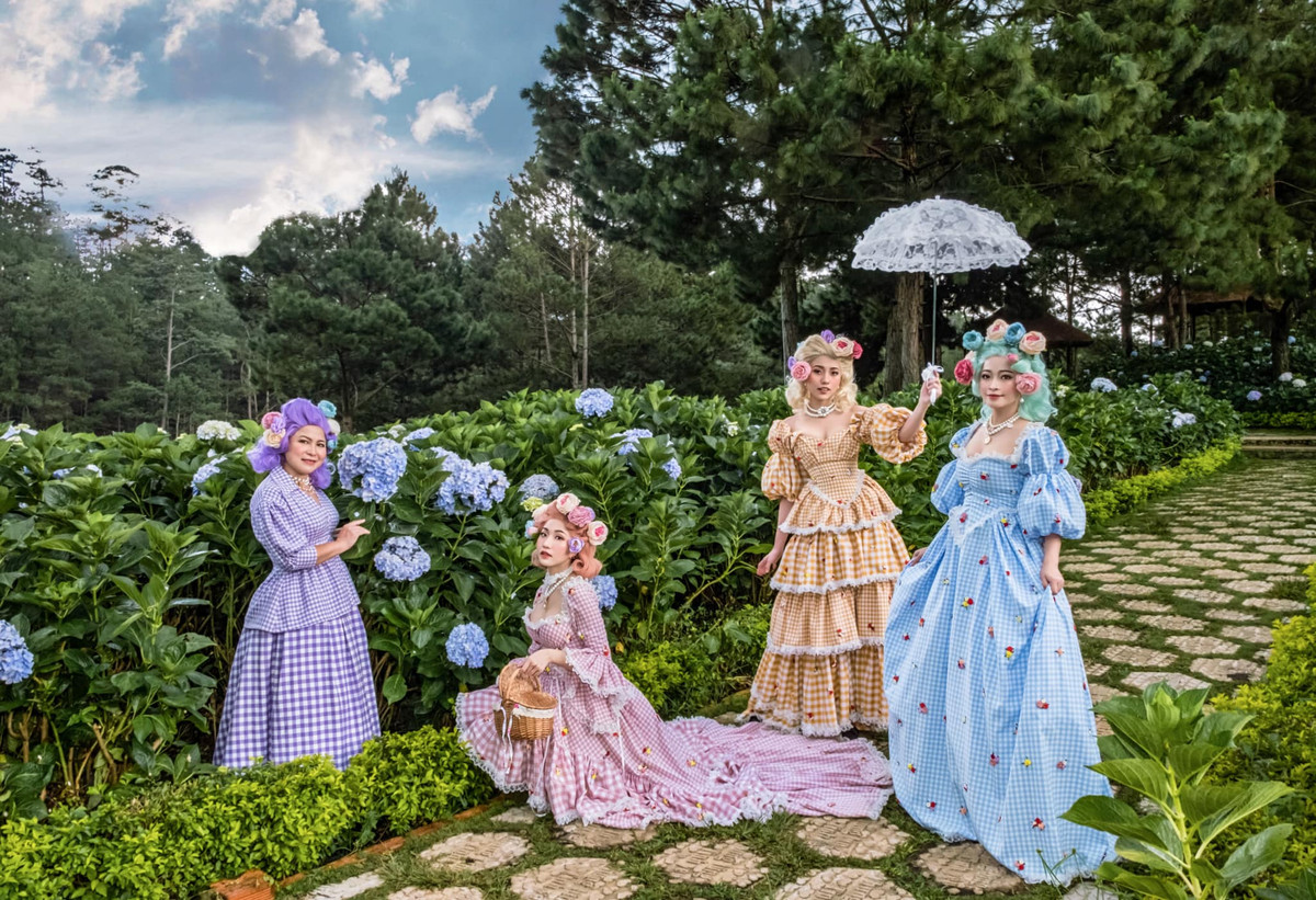 Được biết bộ ảnh "quý tộc" thực hiện tại Thung lũng tình yêu, ba mẹ con cùng một người bạn khác đã cùng nhau lên ý tưởng để thực hiện bộ ảnh để đời này.