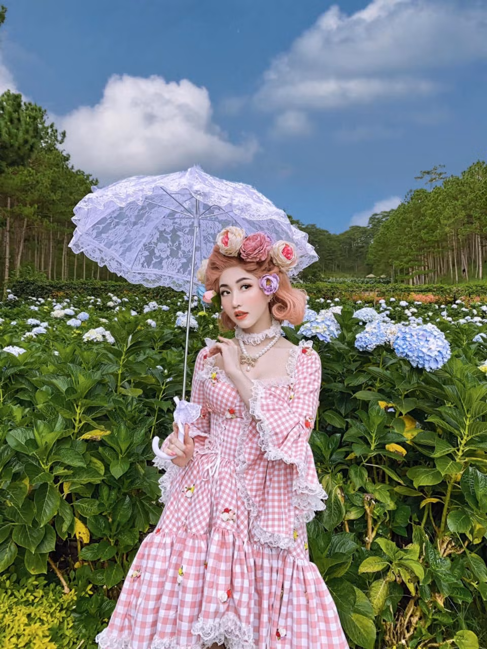 “Nhìn 3 mẹ con ngầu đét, phải dẫn mẹ của mình đi chụp 1 album ảnh mới được", "Bộ váy rất phù hợp với quang cảnh, nhìn y như trong phim",...cư dân mạng bình luận khen ngợi.