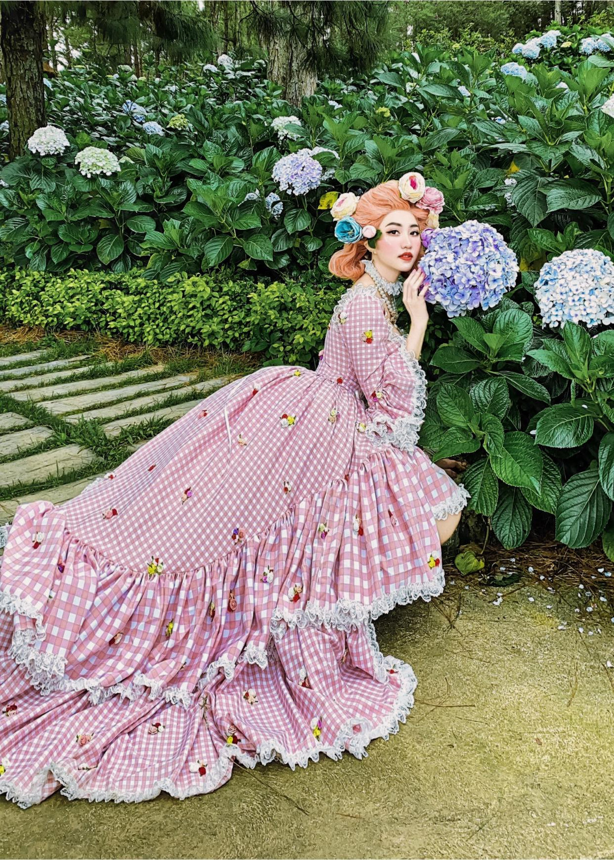 Với tiêu đề “Hình kỷ niệm của mẹ con quý tộc", bộ ảnh độc đáo này nhanh chóng nhận được sự quan tâm lớn từ phía cư dân mạng.