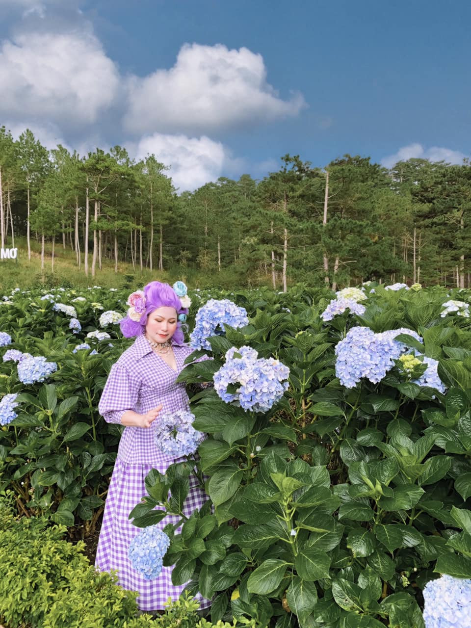 Bà mẹ 7x cũng tạo dáng hết sức tự nhiên cùng những cô con gái của mình.