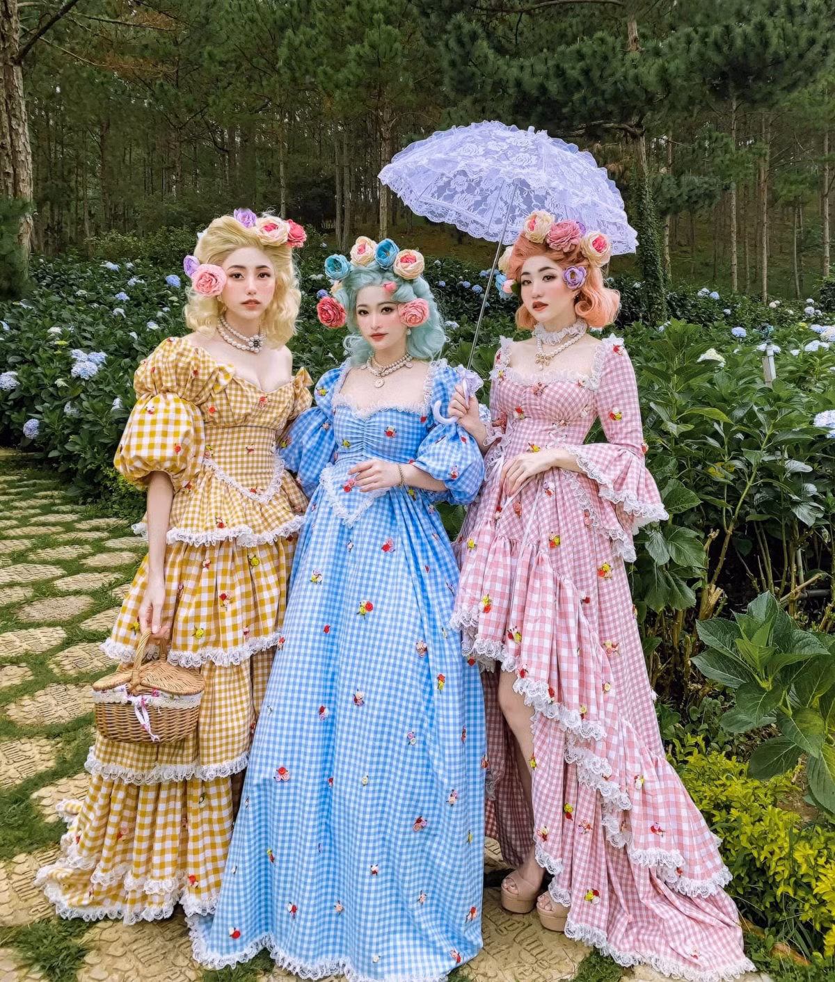  Bộ ảnh check in Đà Lạt theo phong cách quý tộc của 3 mẹ con mới đây đang thu hút sự chú ý của cộng đồng mạng.