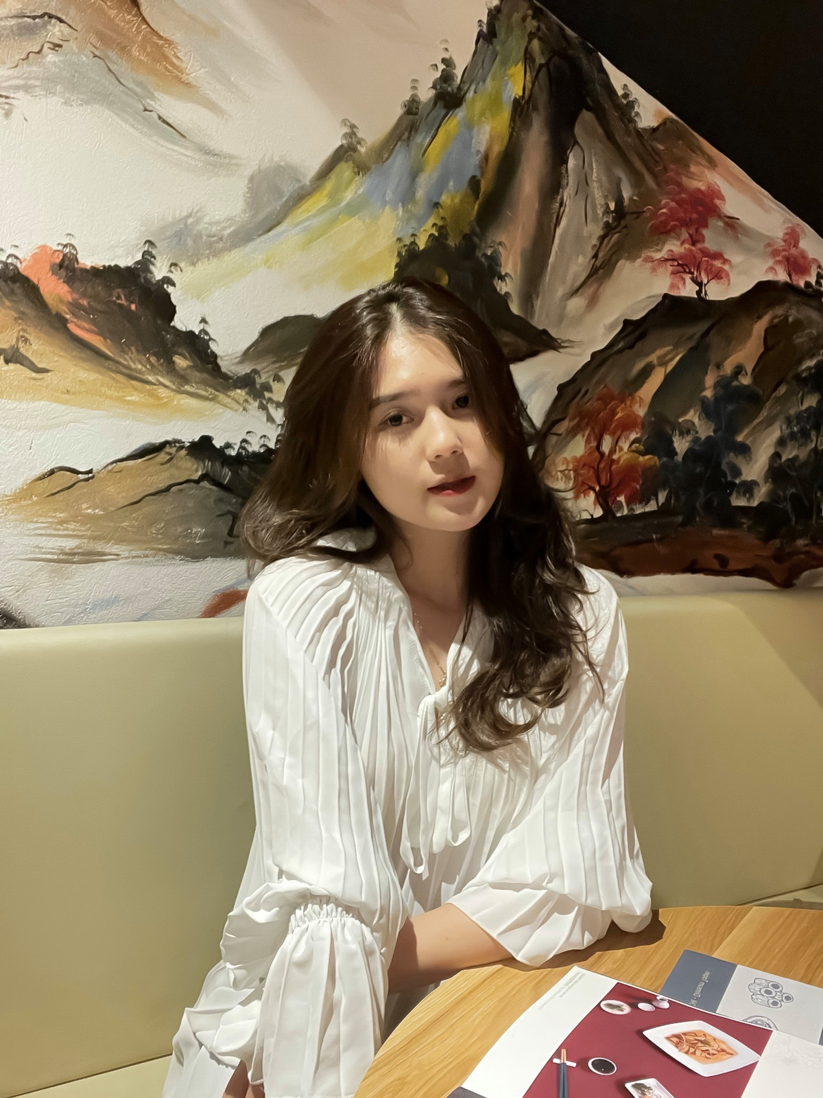 Xinh đẹp chưa đủ, Uyên Kem còn có gu thời trang trẻ trung, năng động thu hút sự chú ý.