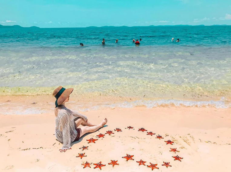 Làng chài hoang sơ này còn được mệnh danh là “vương quốc sao biển” vì tháng 4 hàng năm có hàng trăm đàn sao biển kéo đến sát bờ, nước trong vắt nên nhiều du khách đã tận dụng điều đó để có được những hình ảnh "sống ảo" cực đẹp.