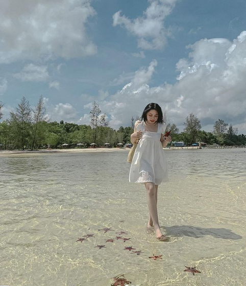 Đi dạo dưới nước xung quanh những con sao biển cũng là cách nhiều bạn trẻ lựa chọn để có được bức ảnh ở Rạch Vẹm.