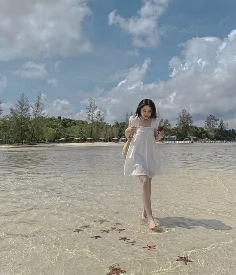 Đi dạo dưới nước xung quanh những con sao biển cũng là cách nhiều bạn trẻ lựa chọn để có được bức ảnh ở Rạch Vẹm.