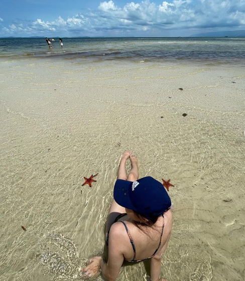 Hãy đi tìm sao biển, cẩn thận ngồi xuống cạnh chúng chứ không cần chạm vào hay nhấc chúng ra khỏi nước biển. Ảnh: Tổng hợp Facebook, Instagram