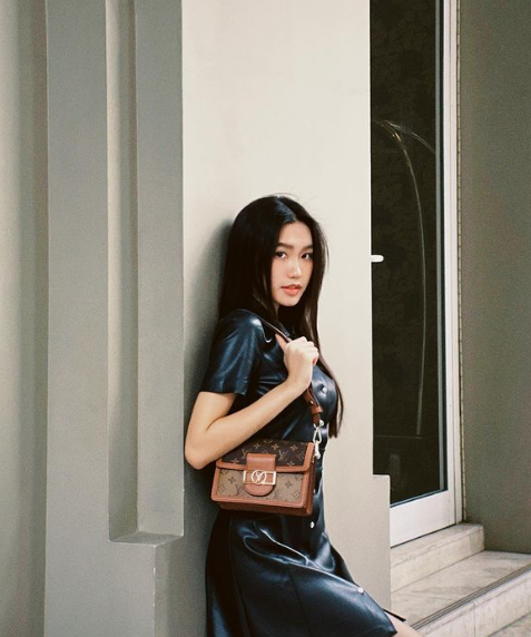  Doãn Hải My - bạn gái tin đồn của Đoàn Văn Hậu được chú ý khi tham dự cuộc thi Hoa hậu Việt Nam 2020. Chàng hậu vệ còn gây chú ý khi lên tặng hoa và dìu Doãn Hải My xuống sân khấu. Từ đó, cư dân mạng tìm ra loạt bằng chứng cho rằng Đoàn Văn Hậu và Doãn Hải My đang hẹn hò.