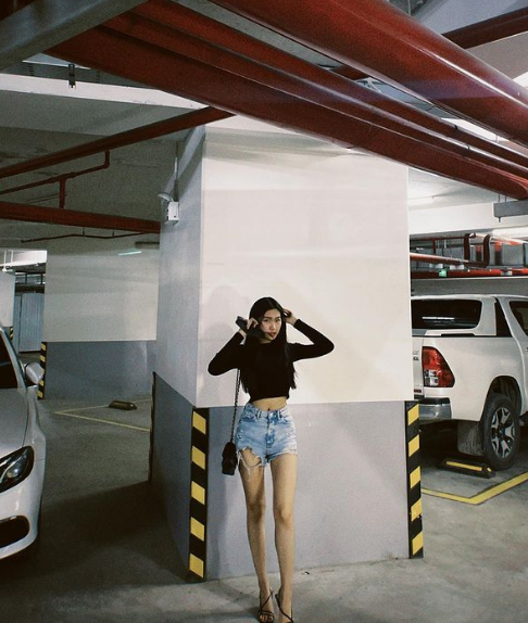 Không đăng ảnh cùng nhau nhưng cặp liên tục bị soi check in cùng địa điểm.