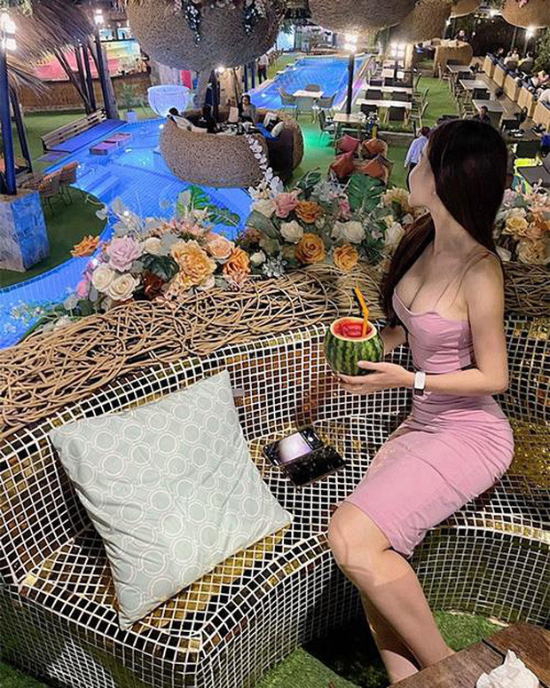 Bạn gái thủ môn Đặng Văn Lâm không có bất cứ phản hồi nào trước nghi vấn "trùng tu" vòng 1, trái lại cô nàng còn chăm chỉ đăng ảnh hơn trước.