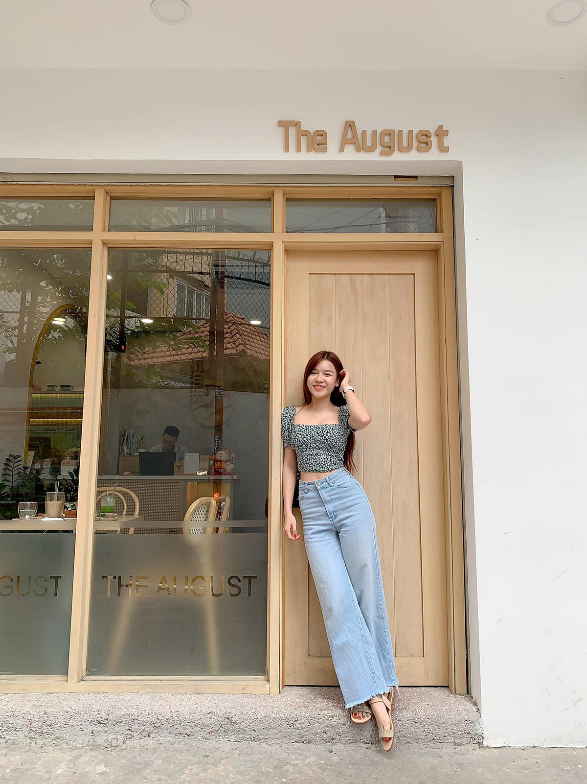 Không chỉ được biết đến là cô gái rất chiều chuộng bạn trai, bạn gái Đặng Văn Lâm còn khiến hội chị em ngưỡng mộ bởi cô sở hữu vóc dáng cực đẹp, săn chắc và vòng nào ra vòng nấy.