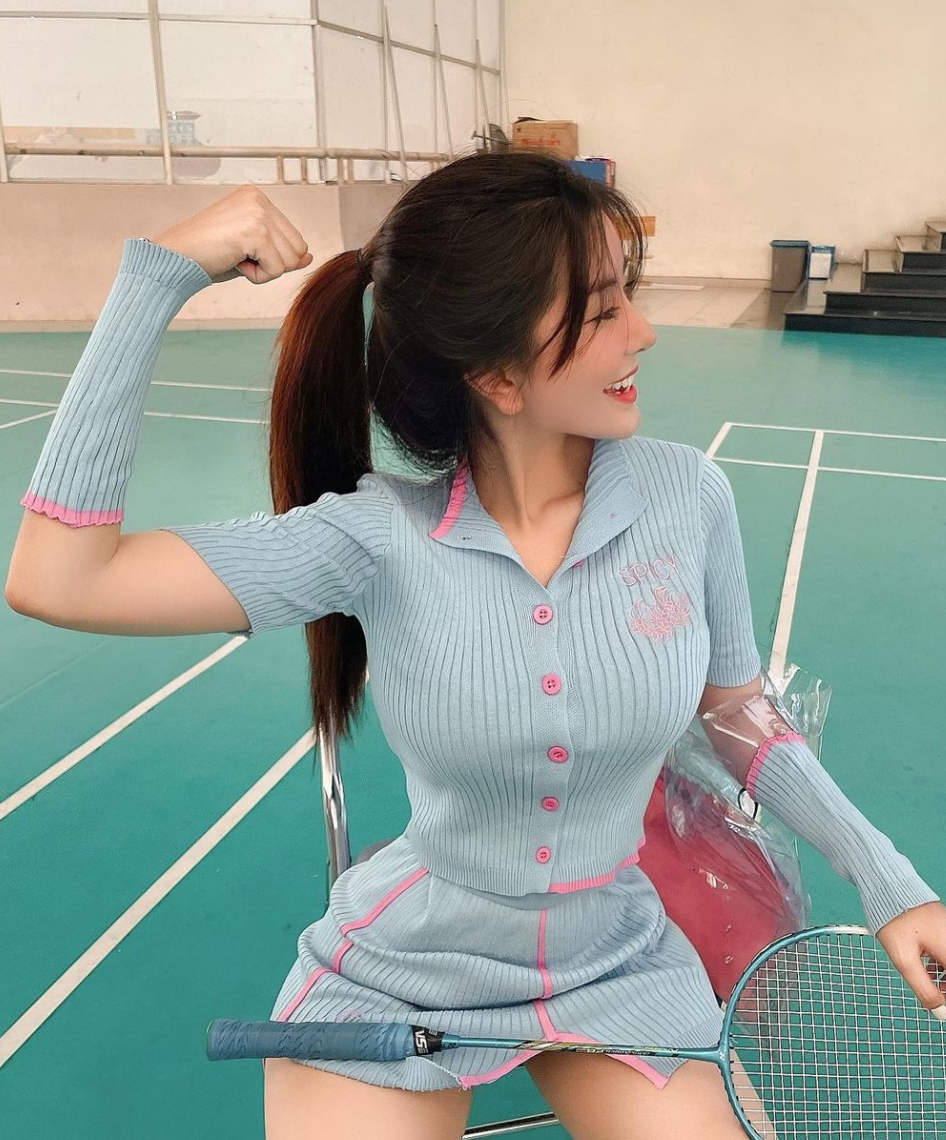 Trước đó, xuất hiện trên sân chơi cầu lông, hot girl Sài thành từng ghi điểm trong mắt cư dân mạng với bộ trang phục màu xanh bó sát người, làm tôn lên dáng vóc cực phẩm, được nhiều người khen ngợi hết lời.