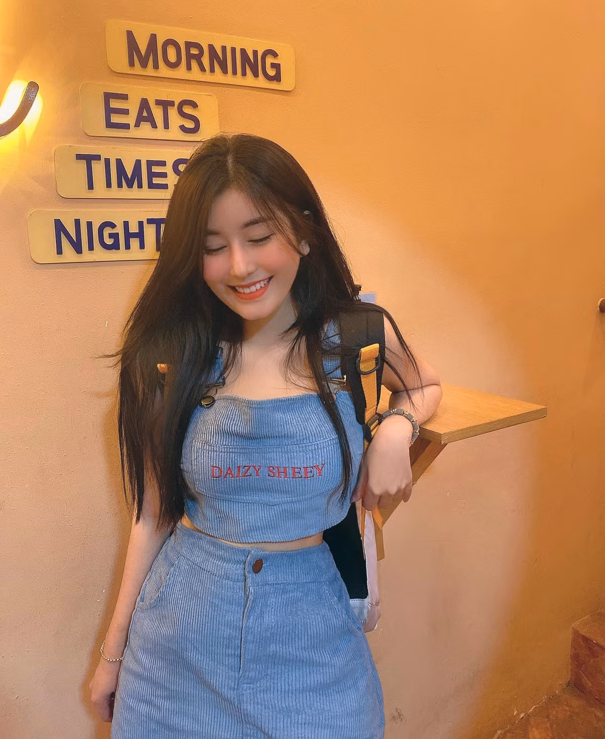 Ngọc Trân thường xuyên khiến nhiều người phải "xuýt xoa" với những bức ảnh xinh tươi, rạng ngời, đặc biệt là vòng eo con kiến của cô cực hút mắt.