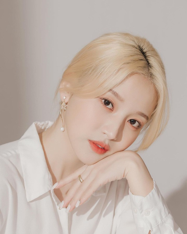 Cô trở thành người mẫu cho một số thương hiệu thời trang, xuất hiện trên tạp chí của giới trẻ.